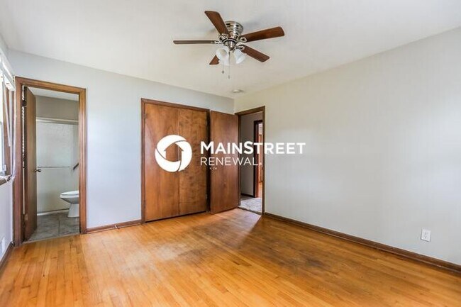 Building Photo - 3 Bedroom Pet-Friendly Home in Kansas City, MO with Main Street Renewal