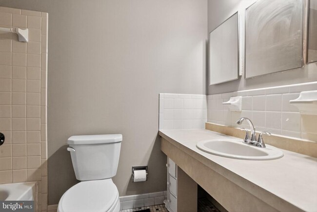 Building Photo - 11 Grant Dr