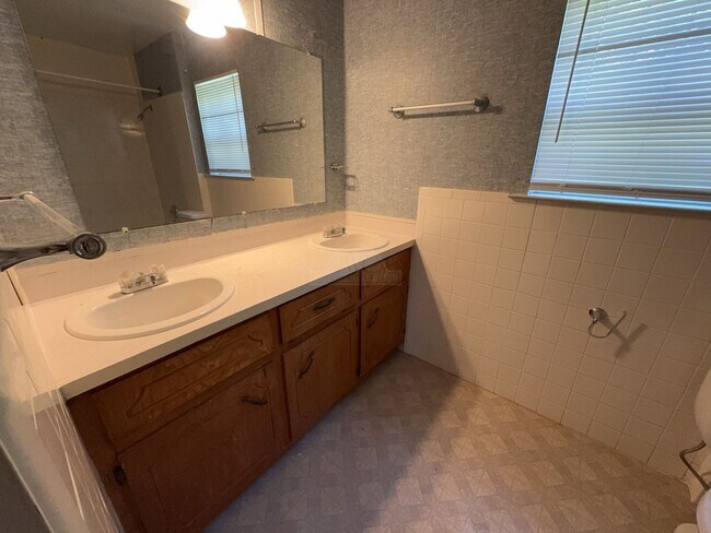 Building Photo - 906 Jefferis Ave