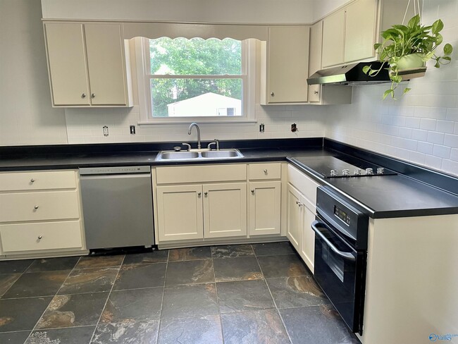 Building Photo - 304 Meadowbrook Dr SE