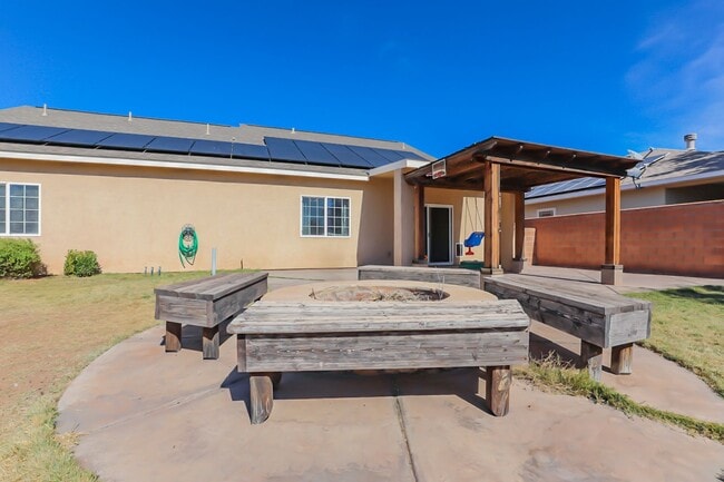 Building Photo - Pet Friendly 4 Bed 2 Bath Home!