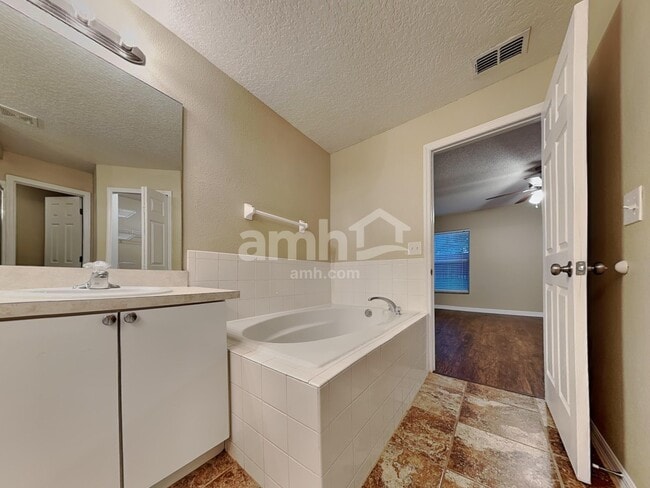 Building Photo - 1072 Bluegrass Dr