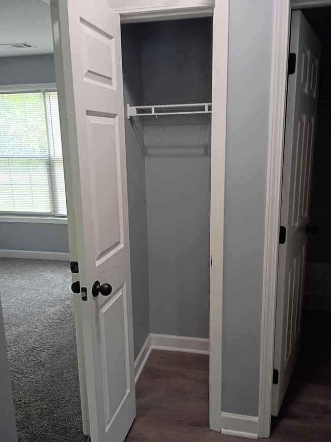 Building Photo - Beautiful Three Bedroom, Two Bathroom Sing...