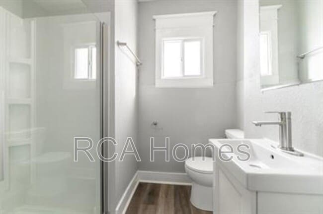 Building Photo - 2427 N Kenwood Ave