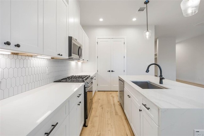 Building Photo - 6116 De Campo St