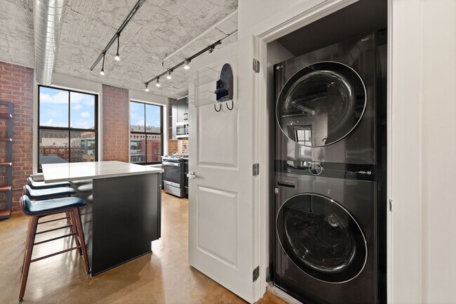 Building Photo - Fully Furnished Designer Loft with Parking & Monument Views!
