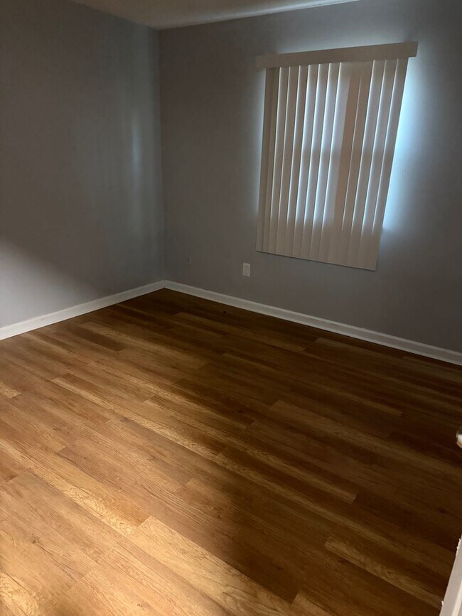 Building Photo - UPDATED 3 bedroom