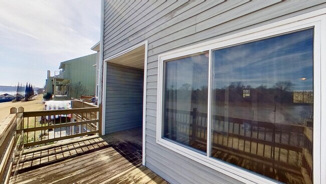 Building Photo - 690 Riverfront Dr