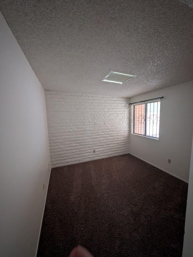 Building Photo - Comfortable West Side Rental