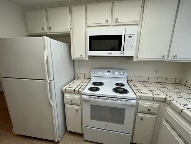 Building Photo - 2BR|2BA|994SF| - Ground Floor Condo, Nice ...