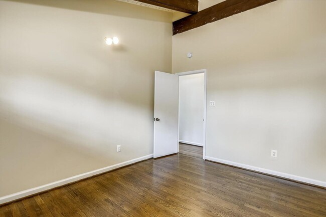 Building Photo - 3/3 Beautiful Contemporary Home in Greenwich Forest