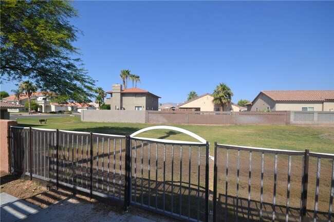 Building Photo - 2911 Country Club Dr
