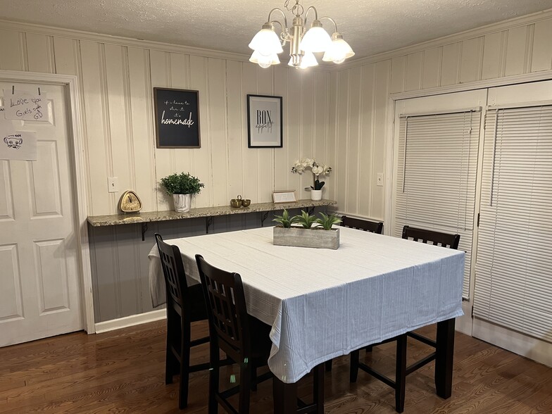 Shared Dining Room - 3330 Linda Dr