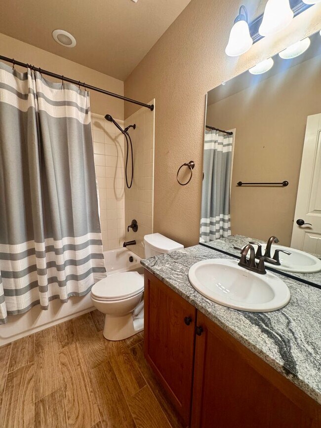 Building Photo - Gorgeous 4 Bedroom Townhome in Briargate