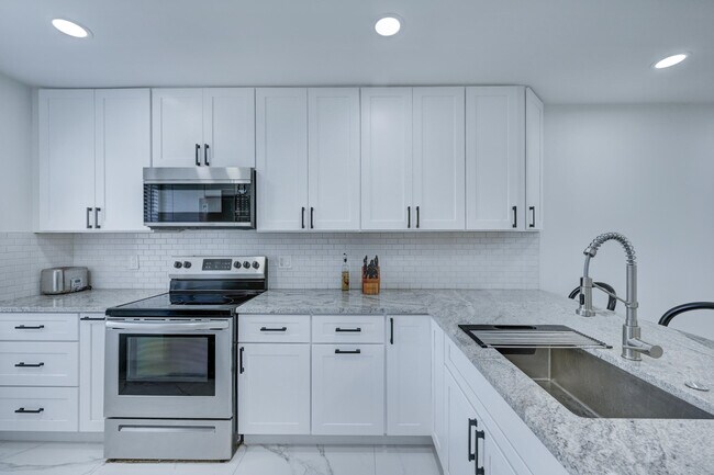 Building Photo - 8545 Casa Del Lago