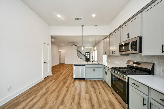 Building Photo - 8046 Kay Hbr Dr