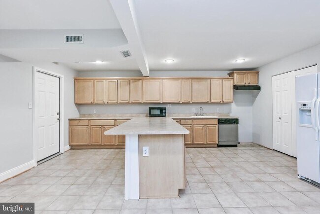 Building Photo - 6916 Birkenhead Pl