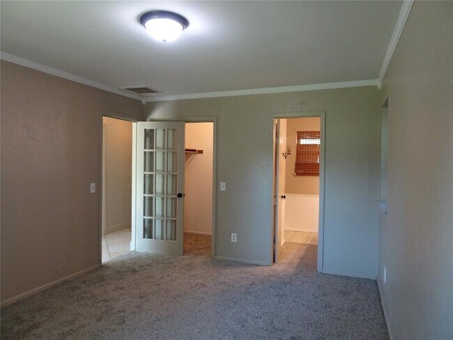 Building Photo - 600 Oak Creek Dr