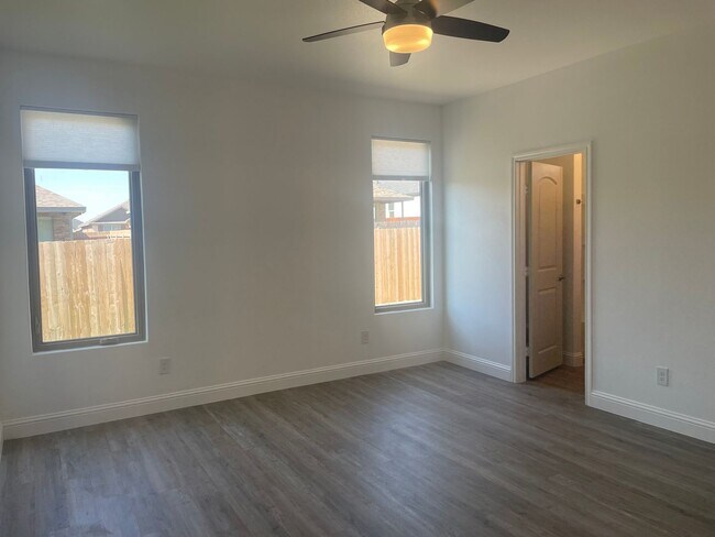 Building Photo - 3 Bedroom Rental Available July 9th in Fre...