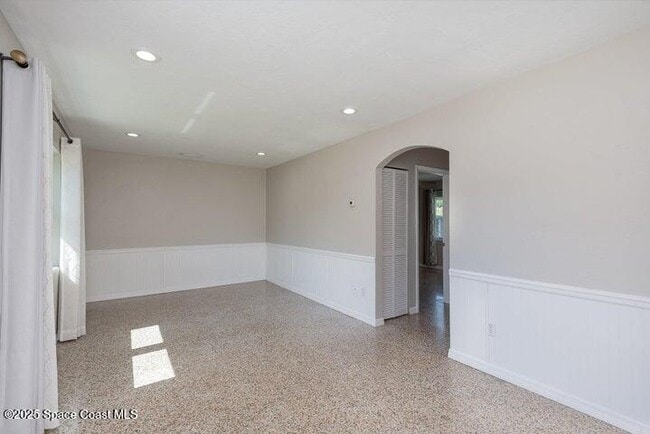 Building Photo - 215 N Riverside Dr