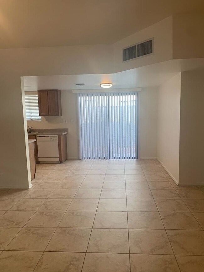 Building Photo - 9109 E Esperanza Dr