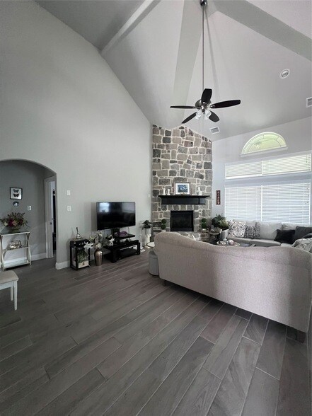 Building Photo - 9832 El Colina Dr