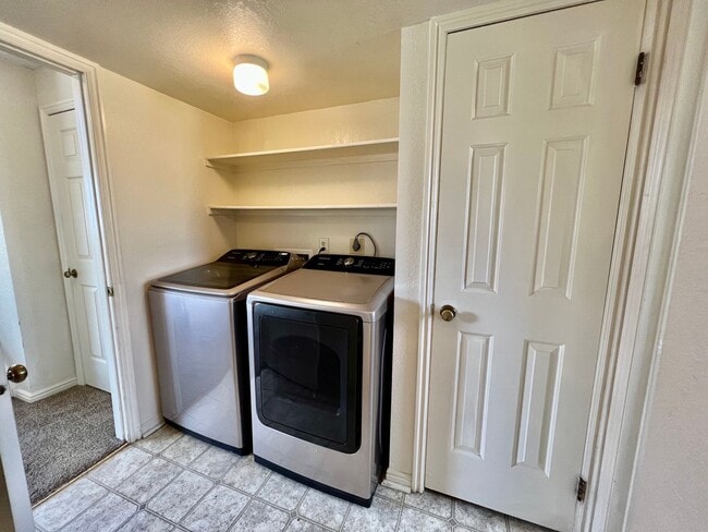 Building Photo - 508 E 7th St