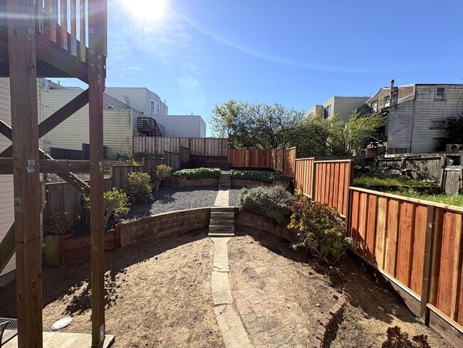 Building Photo - 1327-1329 Judah Street