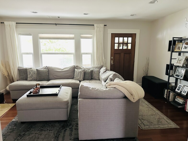 Living Room - 504 Montgomery St