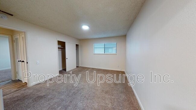 Building Photo - 905 Lakeside Dr