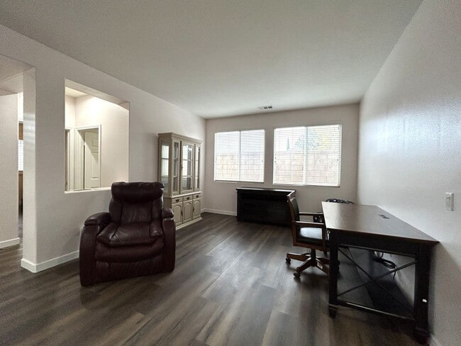 Building Photo - AVAILABLE NOW!! Fully Furnished 5 Bedroom 2.5 Bathroom Two Story Home in Beaumont!!