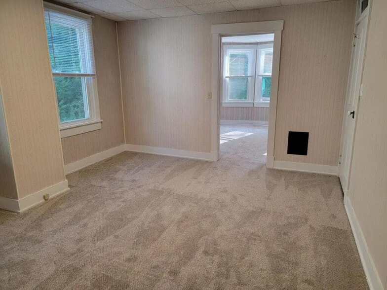 Building Photo - 390 N Clay Rd