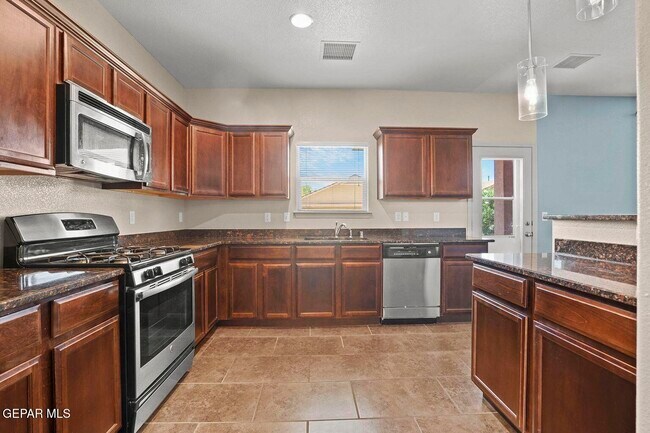 Building Photo - 5028 Silver Ranch Ave