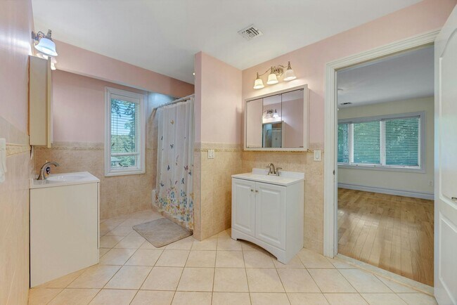 Building Photo - 252 Mabel Pl