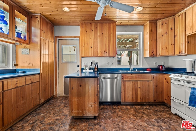 Building Photo - 545 Norwich Dr