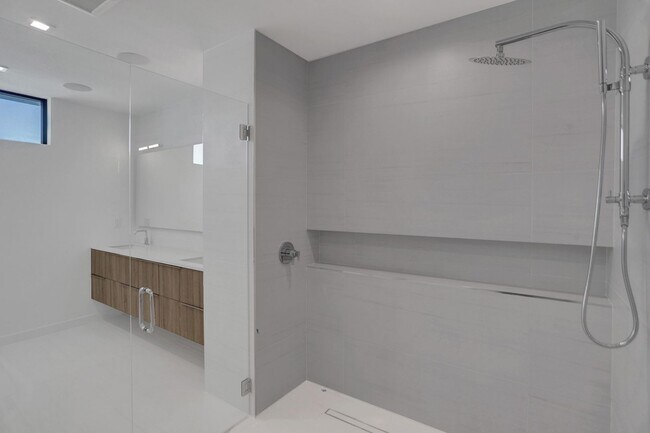 Building Photo - Gorgeous New Townhouse on the Beach