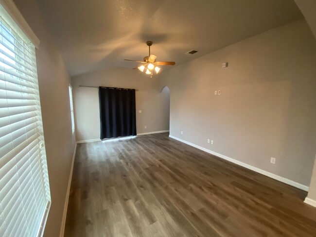 Building Photo - 3/2 Single Story ~ Conveniently located to...