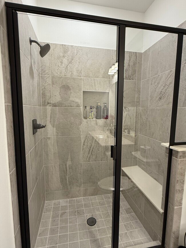 Building Photo - 2832 Fountain Park Dr