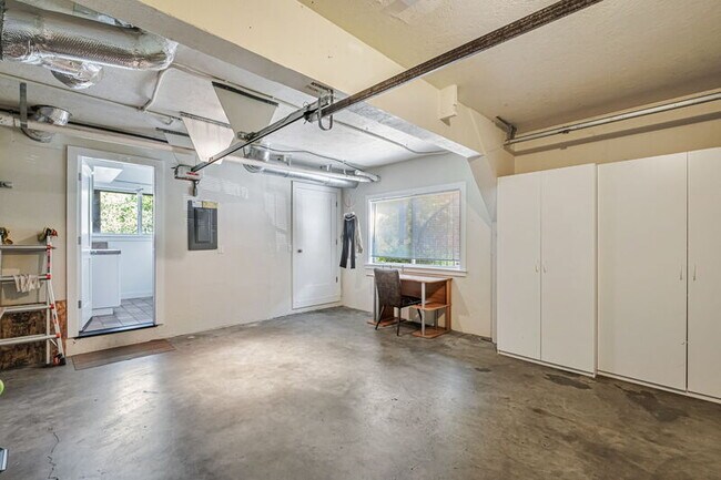 Building Photo - 275 La Vida Dr