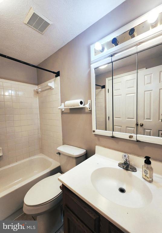 Building Photo - 557 Cascade Way