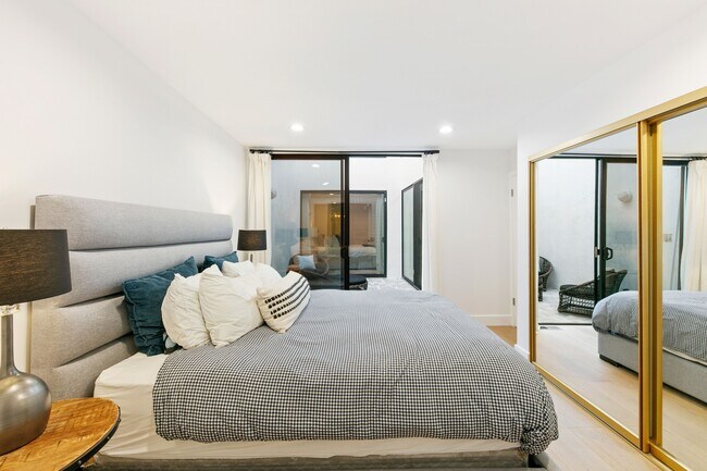 Building Photo - 6502 Dume Dr