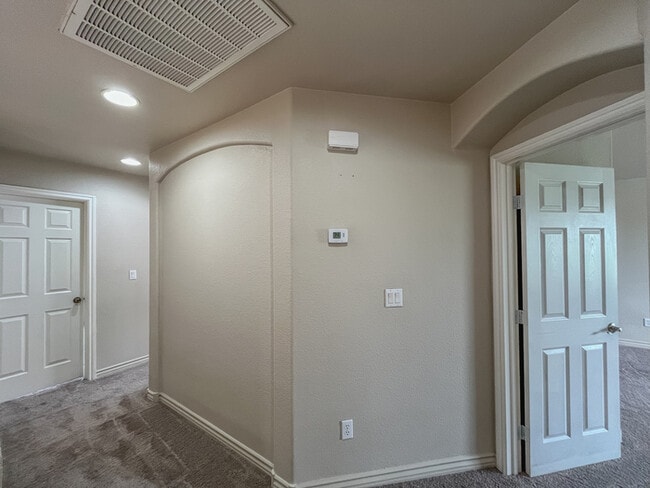 Building Photo - 2156 Summer Home St
