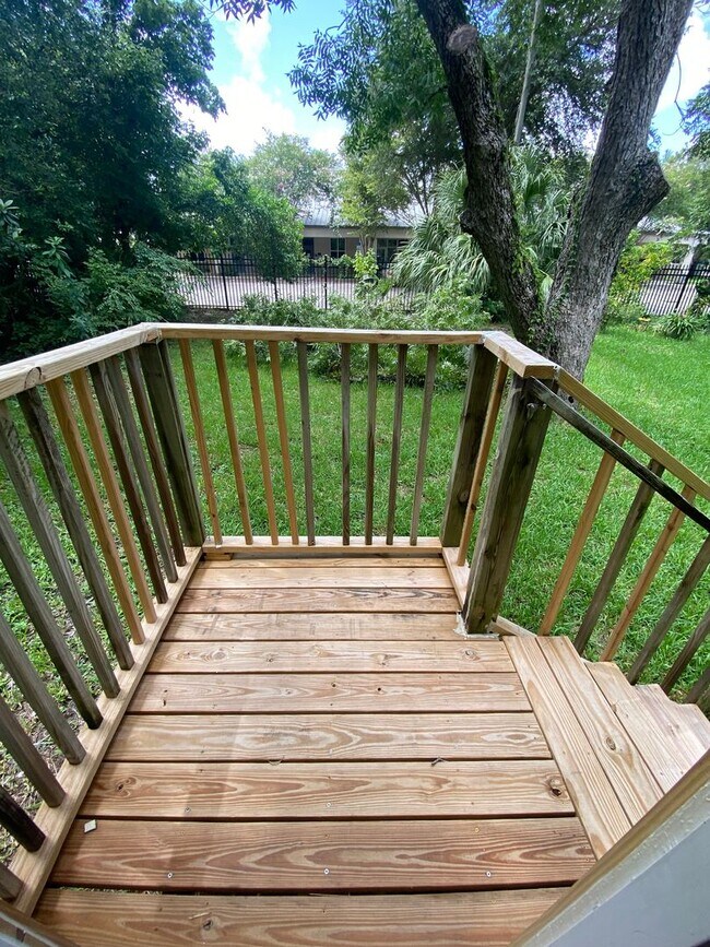 Building Photo - Walk to UF & Downtown!