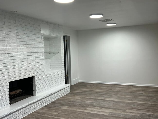 Building Photo - Spacious 4 BEDROOM 2 FULL BATHS PLENTY OF ...