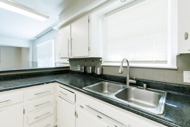 Building Photo - Newly remodeled 3/2/2 in north Lubbock!  M...