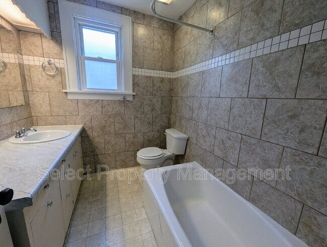 Building Photo - 822 Nuttman Ave