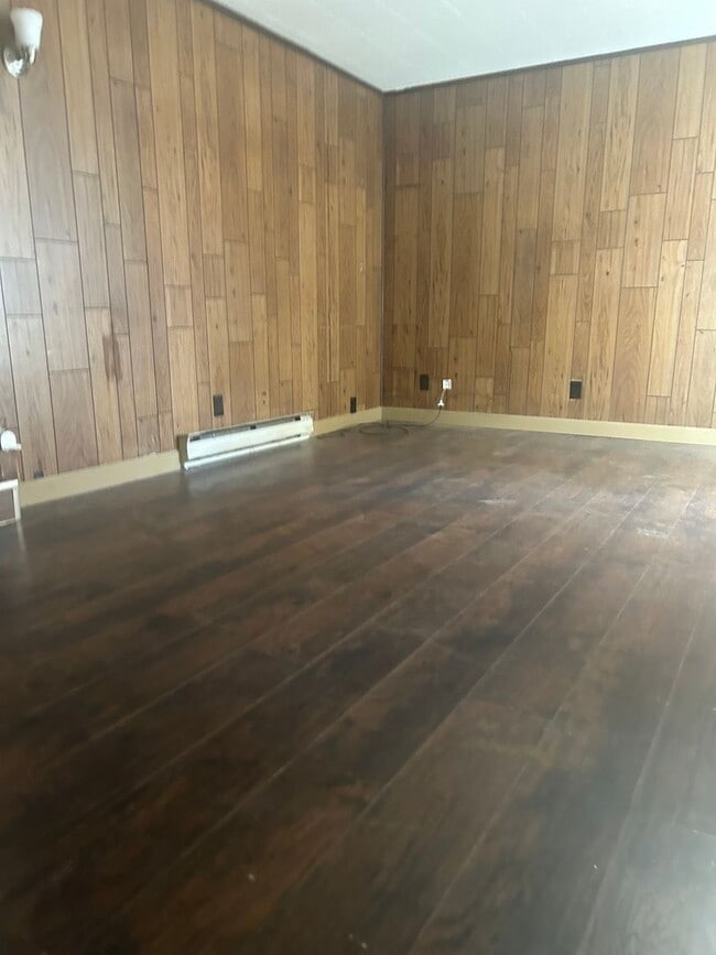 Building Photo - 3 bedroom, 3 bath single family home in So...