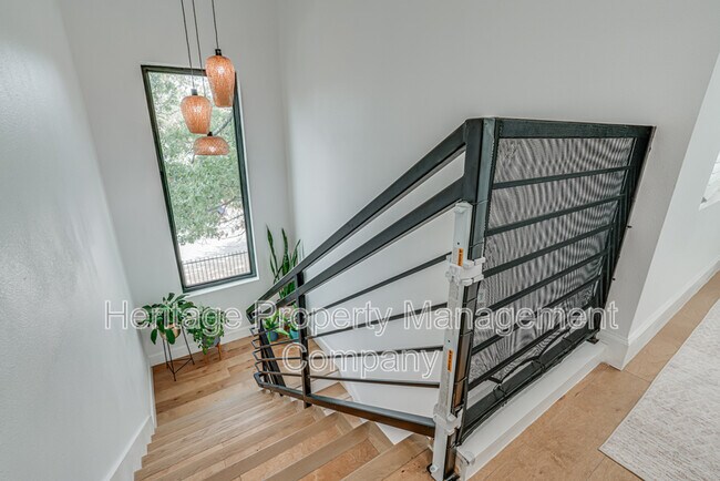 Building Photo - 211 Gibson