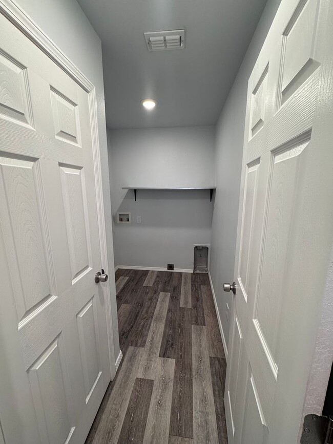 Building Photo - 1106 N Englewood Ave