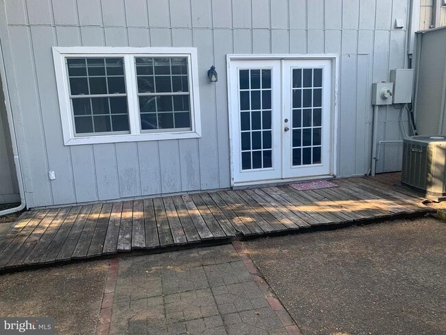 Building Photo - 133 Woodlake Dr